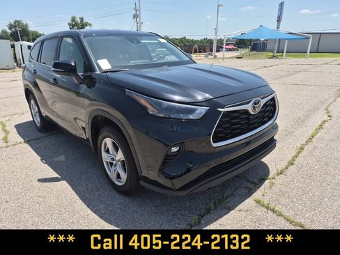 Used 2024 Toyota Highlander LE FWD image 19