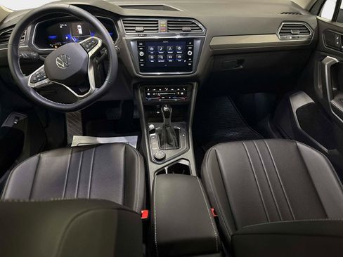 Certified 2024 Volkswagen Tiguan SE image 17