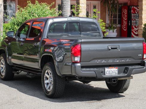 Used 2019 Toyota Tacoma TRD Sport image 6