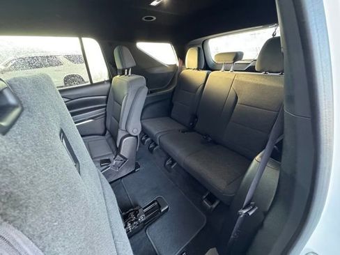 Used 2025 Chevrolet Traverse LT image 21