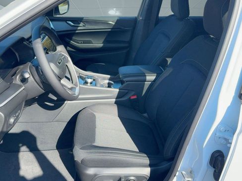 New 2025 Jeep Grand Cherokee L Laredo image 4