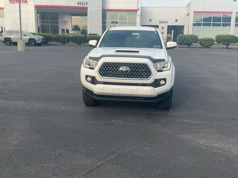 Used 2019 Toyota Tacoma TRD Sport AWD/4WD image 2