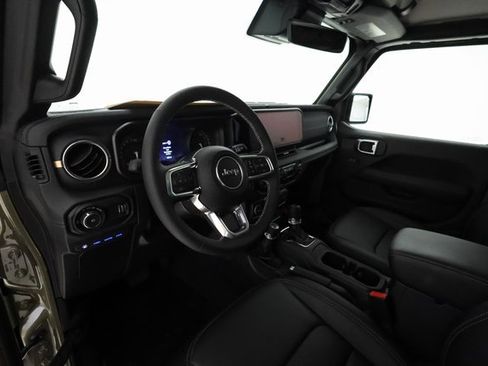 Used 2025 Jeep Wrangler Unlimited Sahara image 8