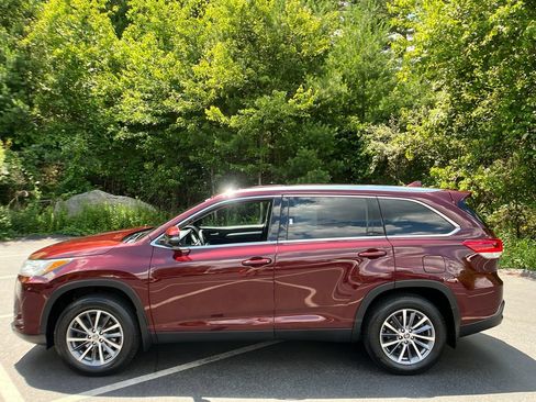 Used 2019 Toyota Highlander XLE AWD/4WD image 2