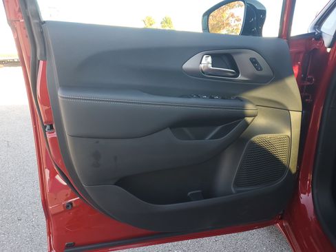 New 2026 Chrysler Pacifica Select image 15