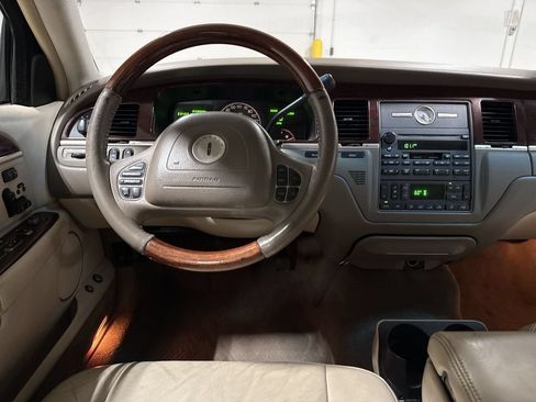 Used 2003 Lincoln Town Car Signature RWD image 11