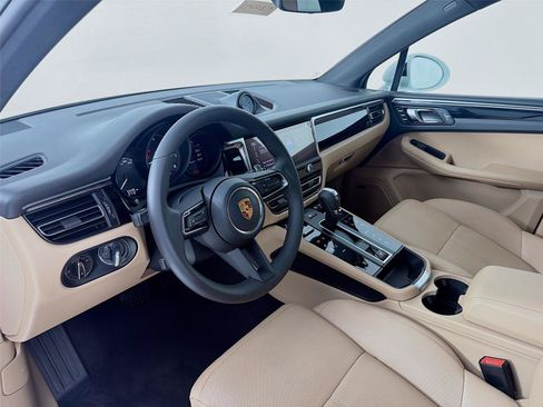 Certified 2026 Porsche Macan AWD/4WD image 4