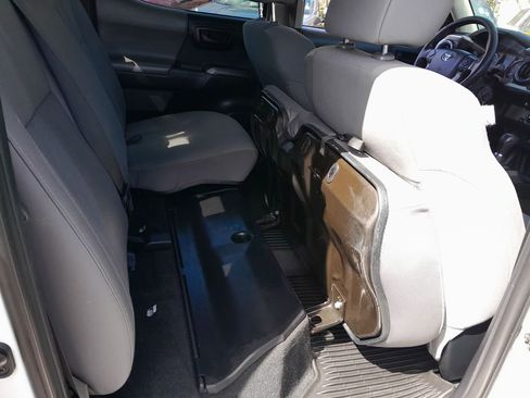 Used 2016 Toyota Tacoma SR5 w/ SR5 Appearance Package (SN) image 34