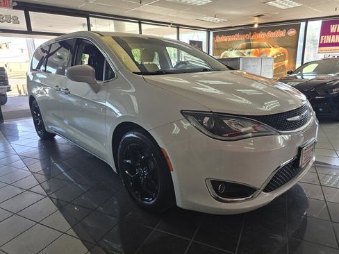 Used 2018 Chrysler Pacifica Touring Plus w/ Tire & Wheel Group image 3