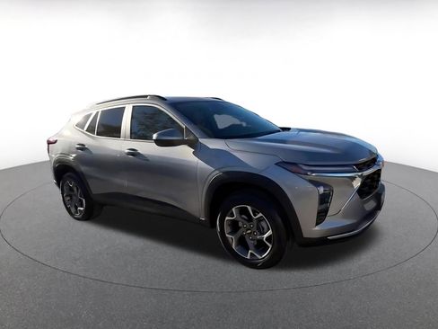 Used 2025 Chevrolet Trax LT image 2