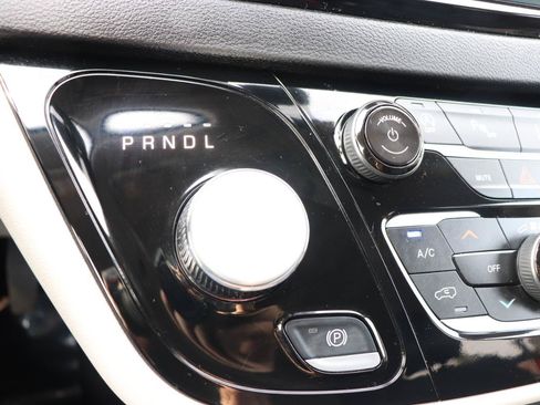 Used 2024 Chrysler Pacifica Touring-L FWD image 43