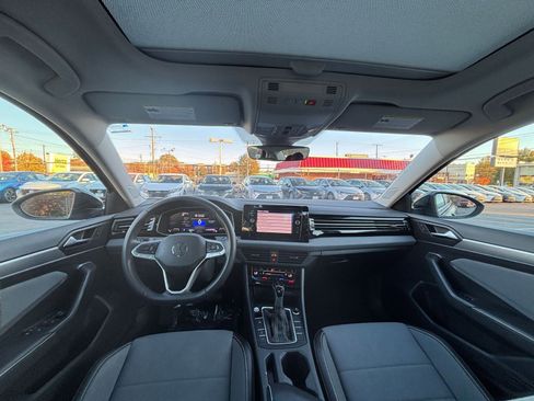 Used 2025 Volkswagen Jetta SE image 32