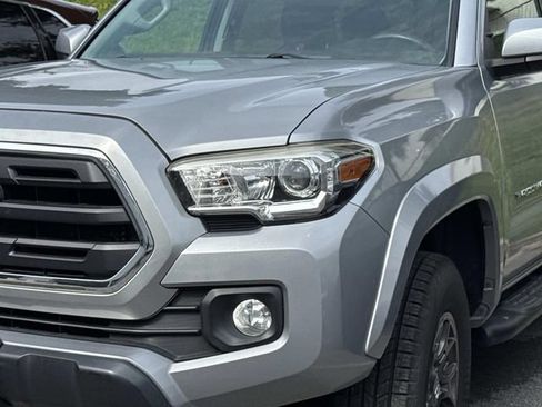Used 2018 Toyota Tacoma SR5 w/ Four Season Floor Mat Package AWD/4WD image 4