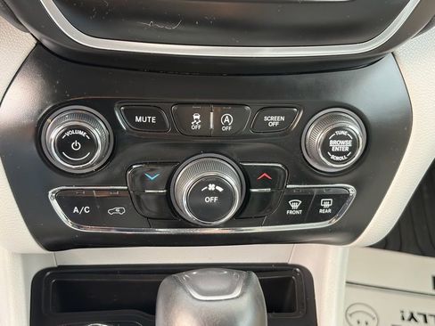 Used 2021 Jeep Cherokee Latitude Plus image 17