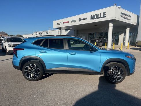 Used 2025 Chevrolet Trax RS w/ Sunroof Package image 2