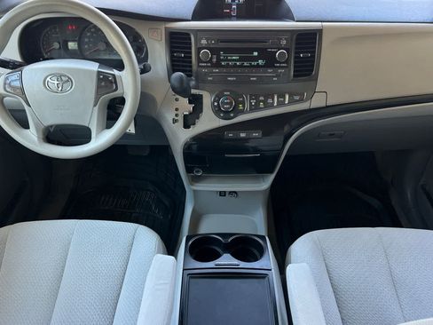 Used 2014 Toyota Sienna LE FWD image 4