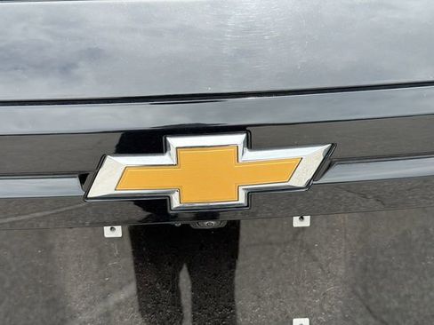 Used 2025 Chevrolet Traverse LT FWD image 11