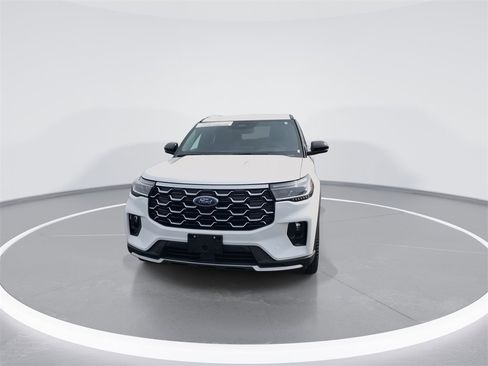 Used 2025 Ford Explorer Platinum w/ Ultimate Package image 3