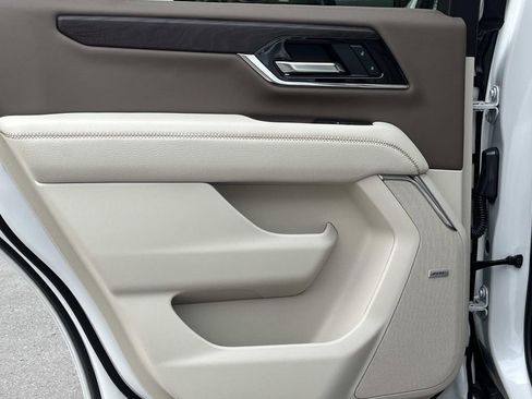 Used 2025 GMC Yukon Denali w/ Denali Reserve Package image 24