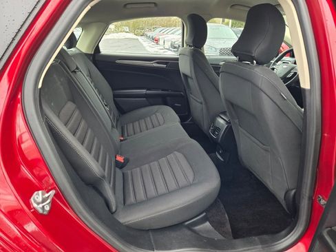 Used 2017 Ford Fusion SE w/ Fusion SE Technology Package image 9