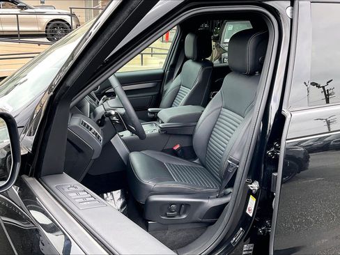 Used 2025 Land Rover Discovery Dynamic SE AWD/4WD image 8