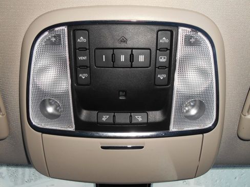 Used 2015 Chrysler 300 C w/ Light Group image 13