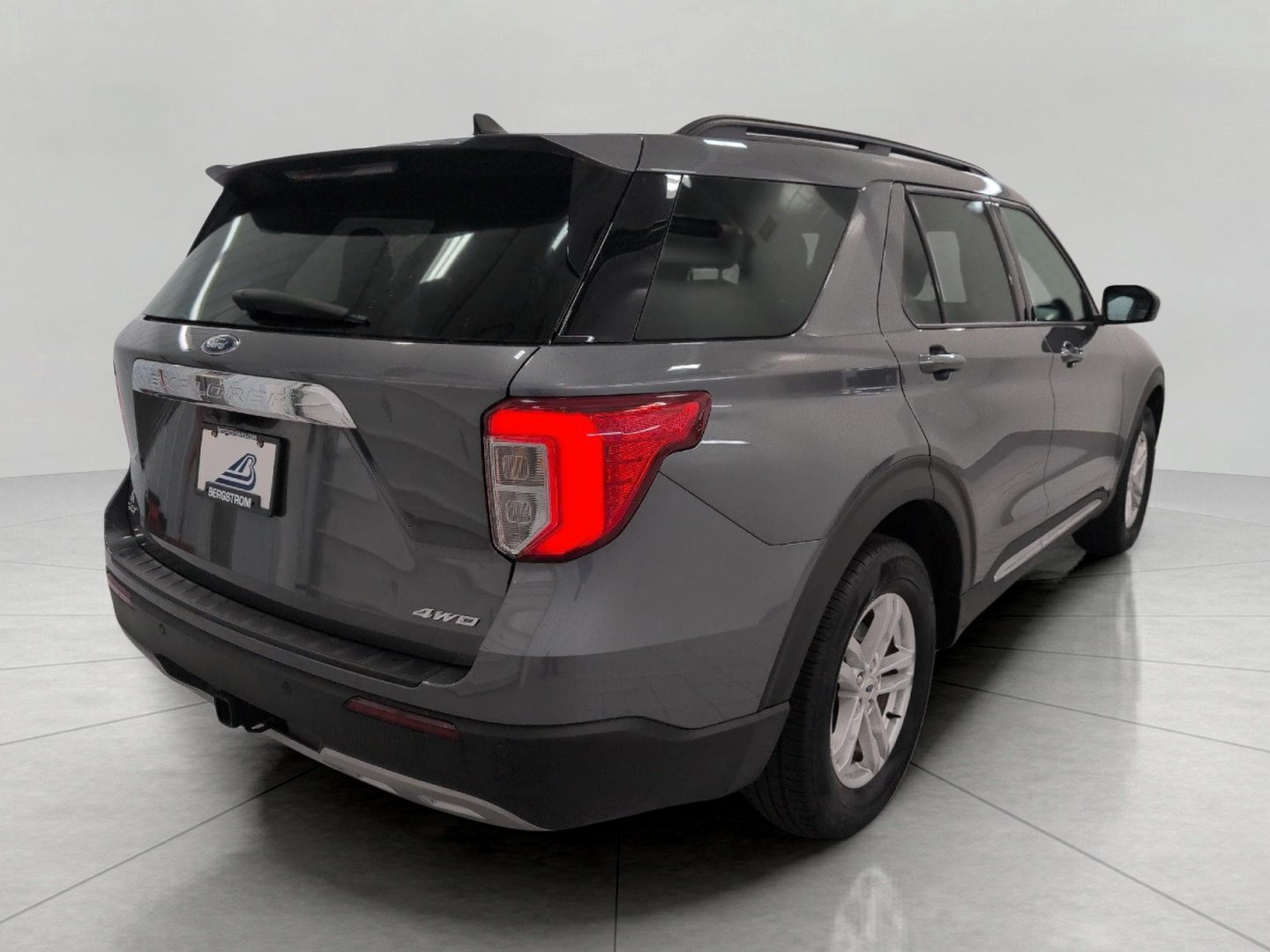 Used 2024 Ford Explorer XLT w/ Equipment Group 202A AWD/4WD image 48