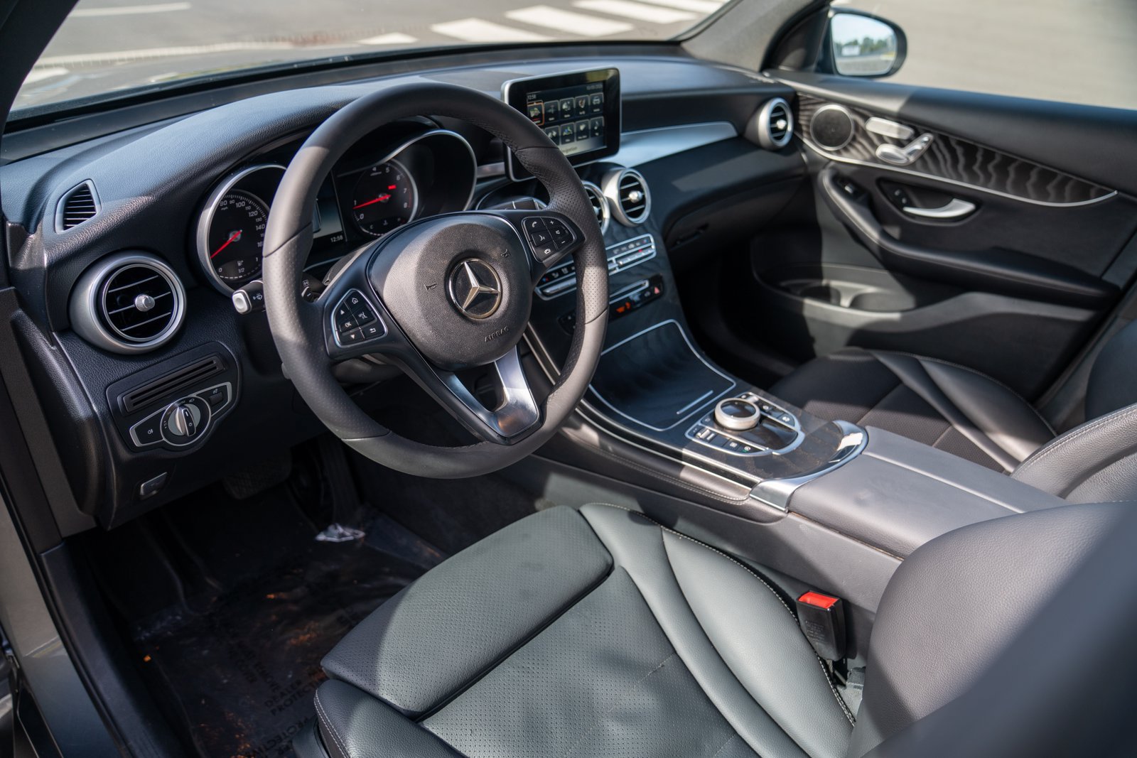 Used 2018 Mercedes-Benz GLC 300 4MATIC image 4