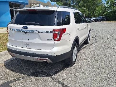 Used 2017 Ford Explorer XLT w/ Equipment Group 202A AWD/4WD image 6