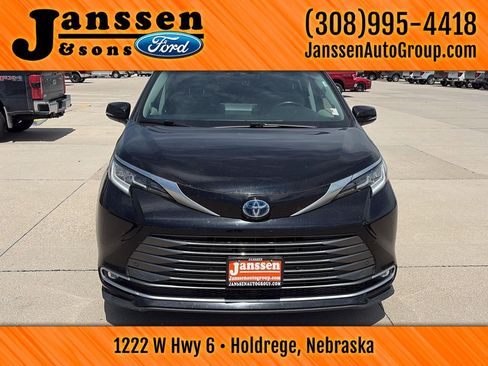 Used 2021 Toyota Sienna Limited image 3