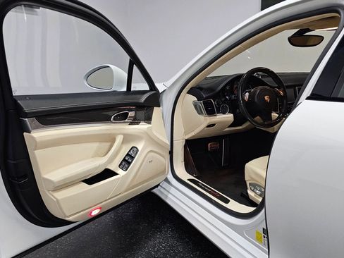 Used 2014 Porsche Panamera GTS image 15
