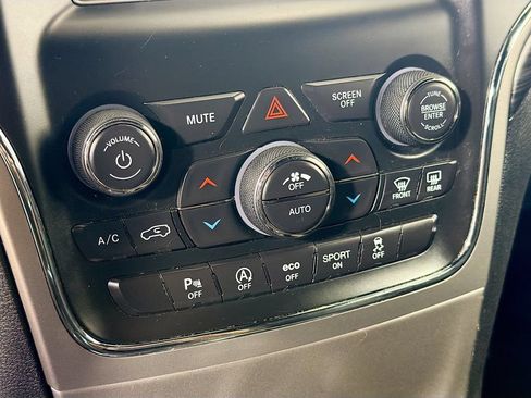 Used 2021 Jeep Grand Cherokee Laredo AWD/4WD image 16