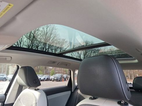 Certified 2025 Volkswagen Taos SE w/ Panoramic Sunroof Package image 20