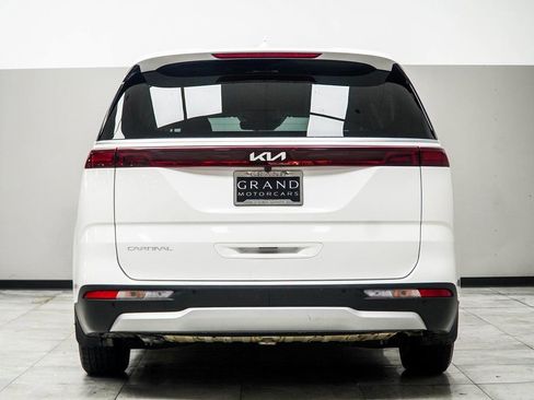 Used 2024 Kia Carnival LX image 11