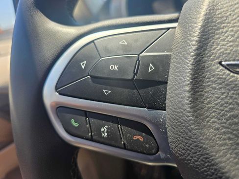 Used 2023 Chrysler Pacifica Touring-L FWD image 33