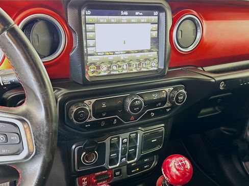 Used 2018 Jeep Wrangler Unlimited Rubicon image 16