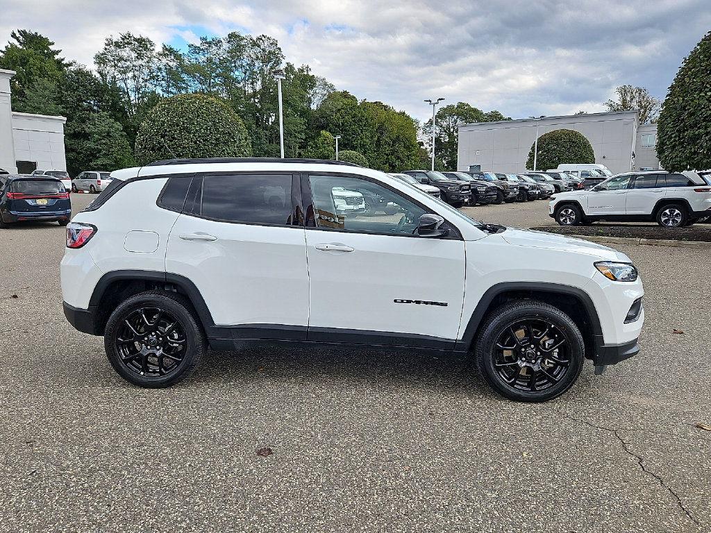 Used 2025 Jeep Compass Latitude w/ Convenience Group AWD/4WD image 8