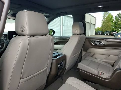 Used 2023 Chevrolet Suburban Z71 w/ Luxury Package AWD/4WD image 7