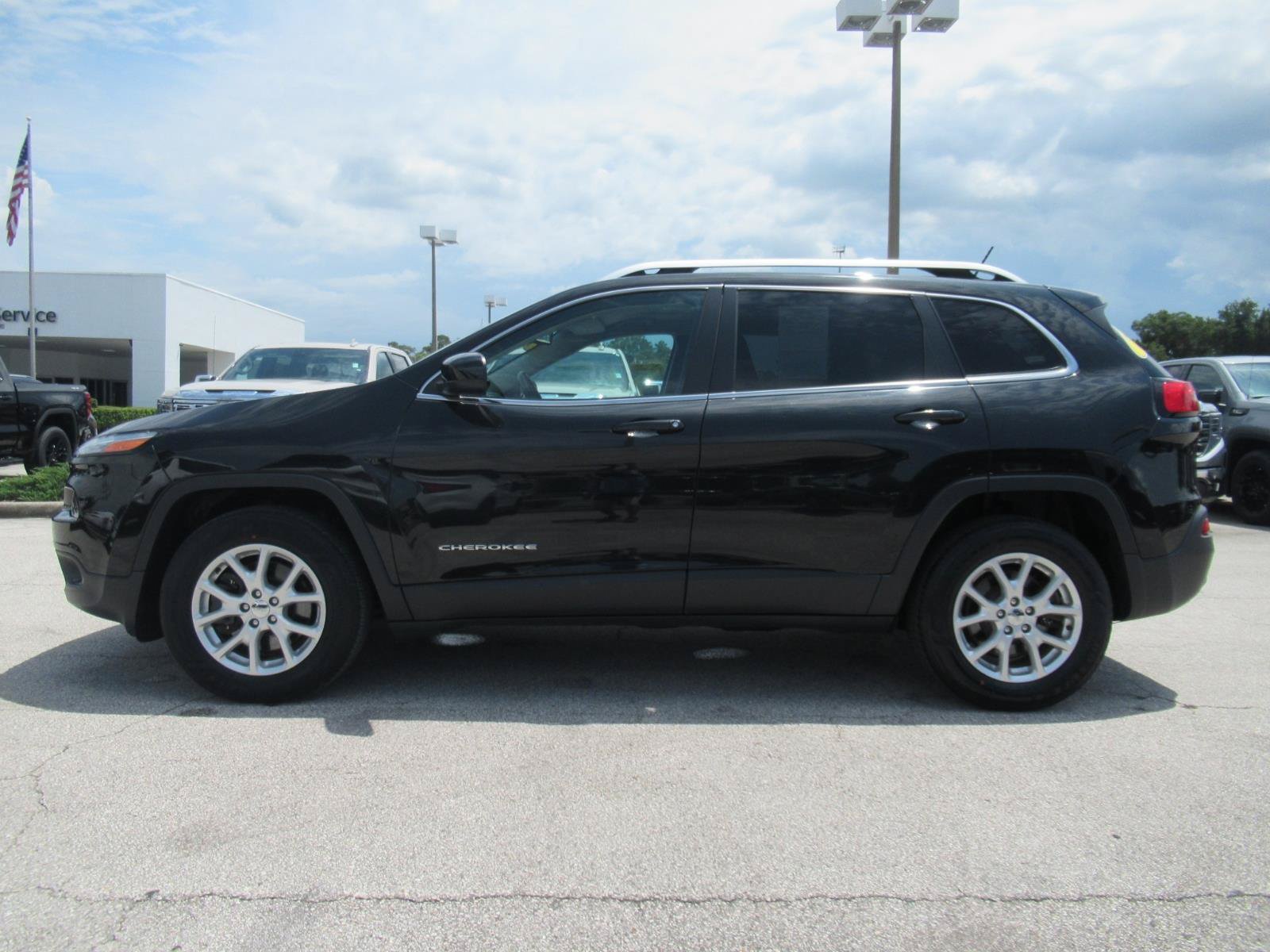 Used 2015 Jeep Cherokee Latitude w/ Cold Weather Group AWD/4WD image 4