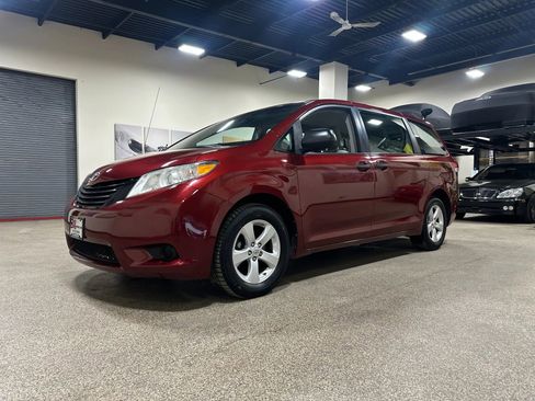 Used 2012 Toyota Sienna FWD image 9