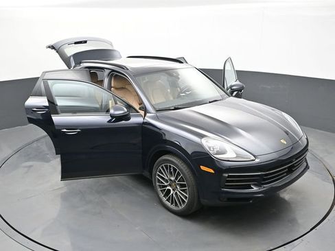 Certified 2023 Porsche Cayenne Platinum Edition image 32