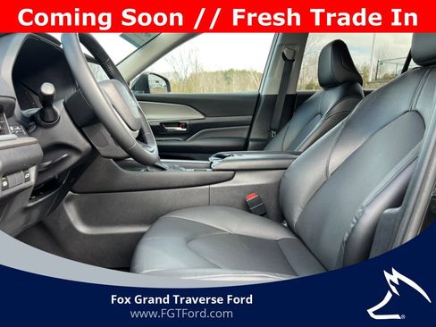 Used 2025 Toyota Grand Highlander AWD image 3