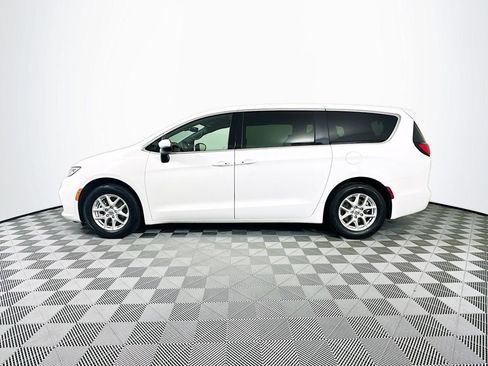 Used 2023 Chrysler Pacifica Touring image 23