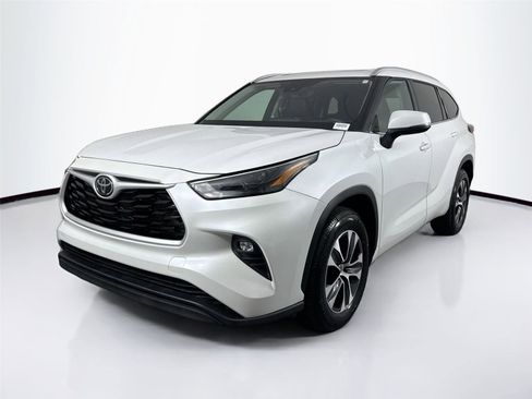 Certified 2022 Toyota Highlander XLE image 2