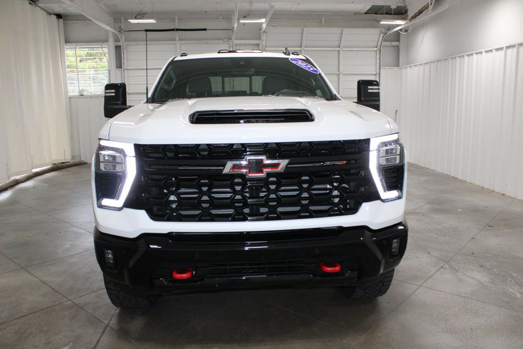 Used 2025 Chevrolet Silverado 2500 ZR2 w/ Technology Package AWD/4WD image 3