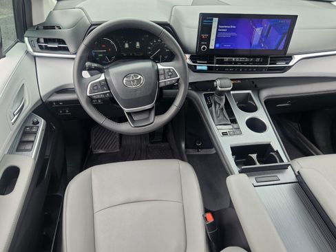 Certified 2025 Toyota Sienna XLE FWD image 14
