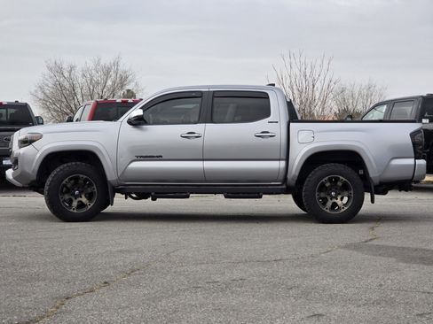Used 2016 Toyota Tacoma Limited w/ Towing Package image 18
