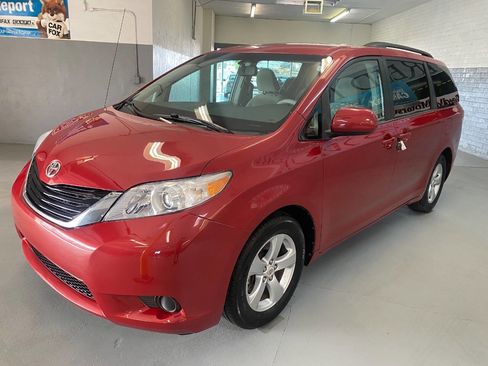 Used 2012 Toyota Sienna LE image 3