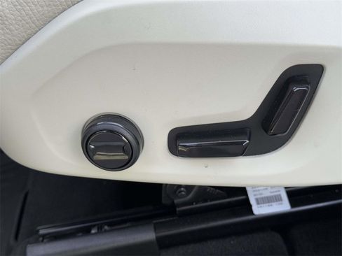 Used 2023 Volvo XC60 B5 Plus image 18