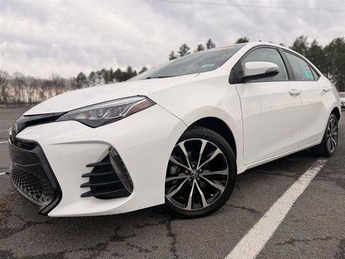 Used 2018 Toyota Corolla SE w/ SE Premium Package FWD image 2